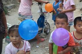 节假日时间，利用手持式儿童气球广告宣传是一种最有效的宣传方式！