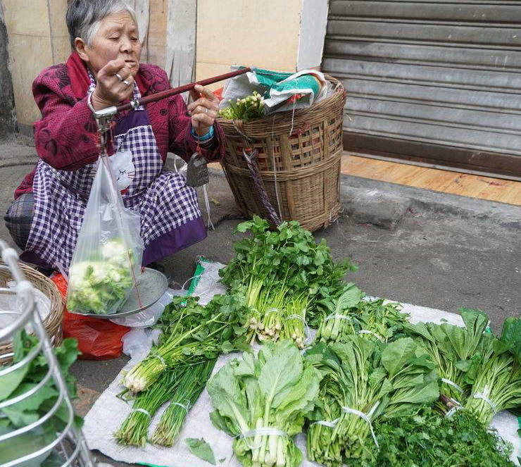 摆摊卖菜有学问.jpg